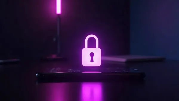 Smartphone met daarboven een oplichtend paars hangslot, op een donker bureau (illustratie bij het artikel)
